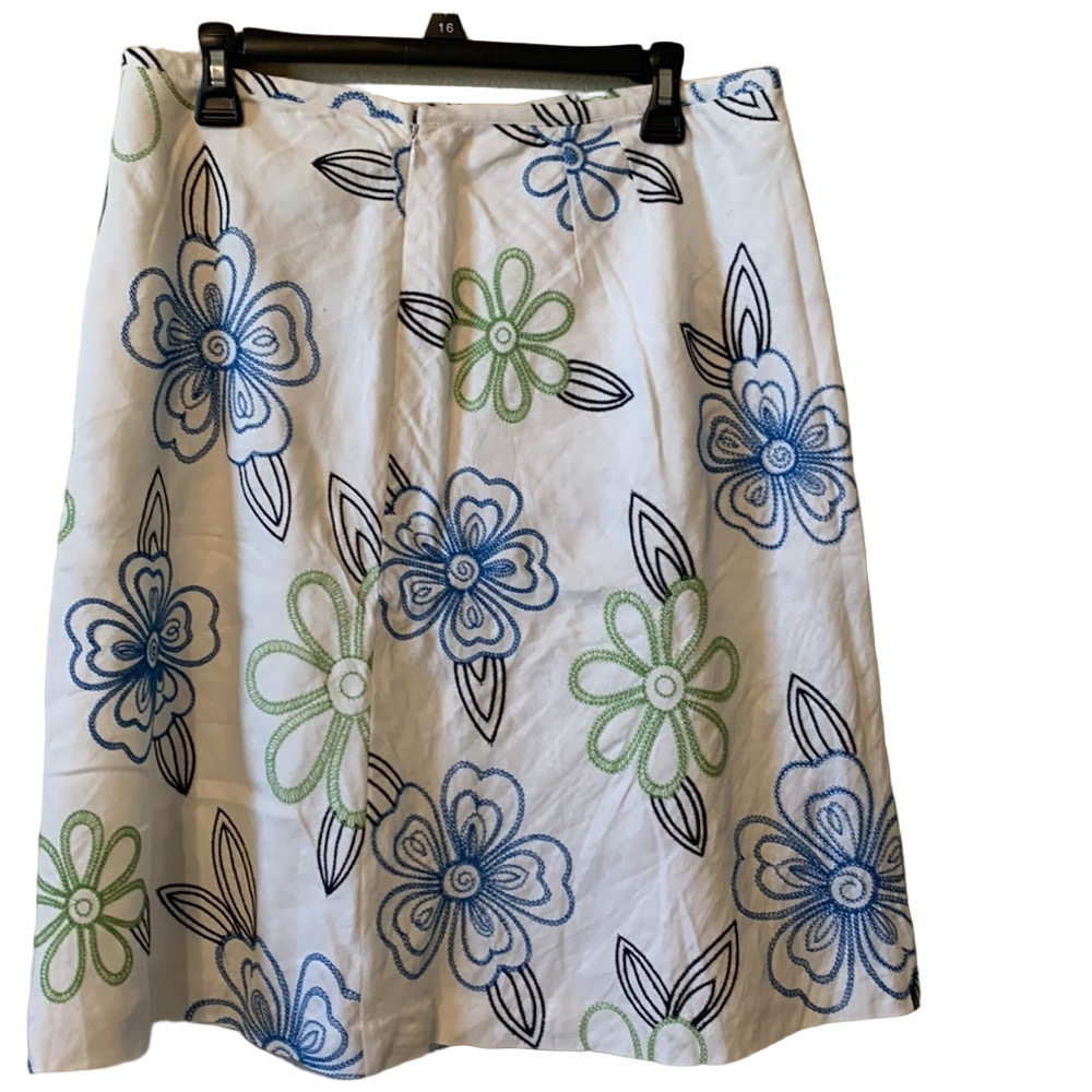 Dress barn lined white skirt in excellent condition with colored flowers - Picture 2 of 5